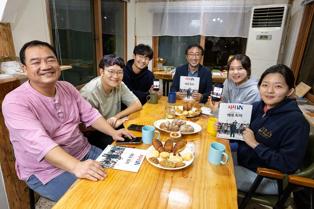사람들이 함께 모여 이야기 나누는 모습